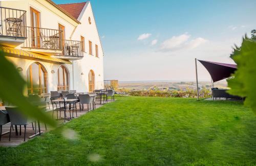 Jois Maison | Weingut & Gästehaus zum Seeblick - Familie Sattler