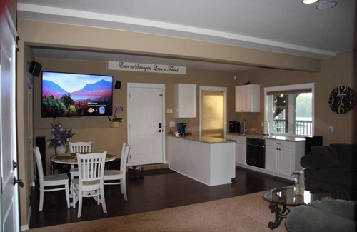 Eatonville Maison | Propriété au bord du lac! Dock privé! Près du mont. Parc animalier Rainier et NW Trek