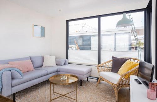 Offingawier Maison | Welcome in - Houseboat Agua Dolce met tuin, Paviljoenwei 4, Sneek - Offingawier
