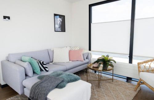 Offingawier Maison | Welcome in - Houseboat Agua Dolce met tuin, Paviljoenwei 4, Sneek - Offingawier