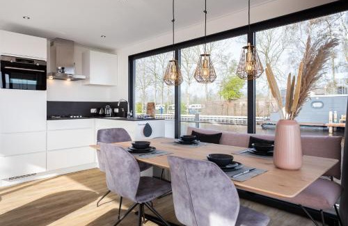 Offingawier Appartement | Welcome in - Houseboat 'de Valreep' met tuin - Sneek - Offingawier
