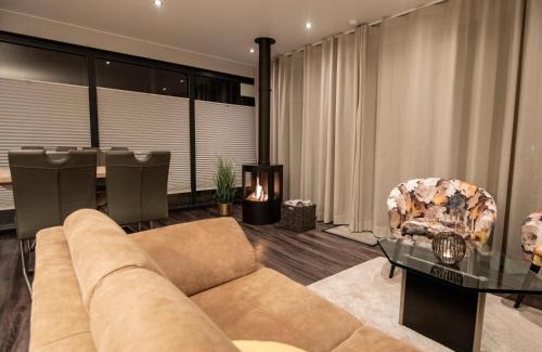 Offingawier Maison | Welcome in - Houseboat 'Elysium' met eigen aanlegsteiger Sneek - Offingawier