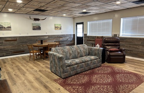 Caldwell Appartement | Welcome to a clean and comfortable apartment in historic Downtown Caldwell, Ks