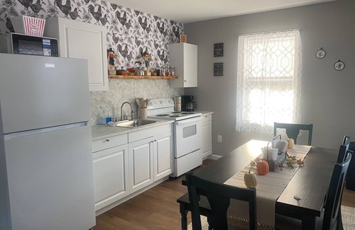 Lockbridge Appartement | Welcome to Around The World! Charming 2-Bedroom in Meadow Bridge!
