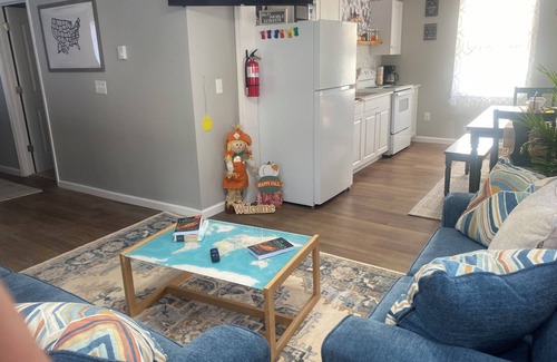 Lockbridge Appartement | Welcome to Around The World! Charming 2-Bedroom in Meadow Bridge!
