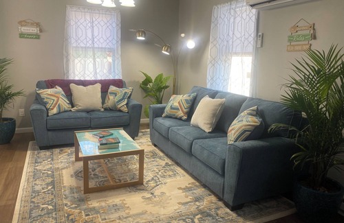 Lockbridge Appartement | Welcome to Around The World! Charming 2-Bedroom in Meadow Bridge!