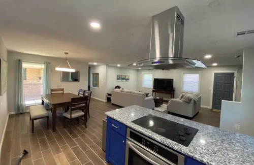 Oklahoma City Maison | Welcome to Camelot! This home is in a quiet neighborhood close to OKC activity.