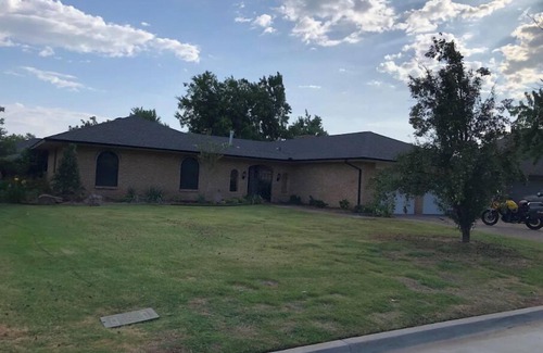 Oklahoma City Maison | Welcome to Camelot! This home is in a quiet neighborhood close to OKC activity.