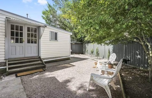 Redan Maison | Welcome to Cosy Cottage – your peaceful 2-bedroom home in the heart of Ballarat