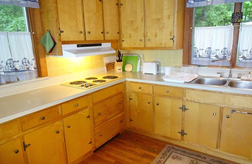 Raymond Cabine | Welcome to Dorie's Cottage! Cozy waterfront home with gorgeous sunset views!