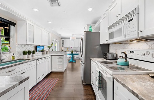 South Corals Maison | Welcome to Happy Daze, A Centrally Located Tropical Pool Home!!!