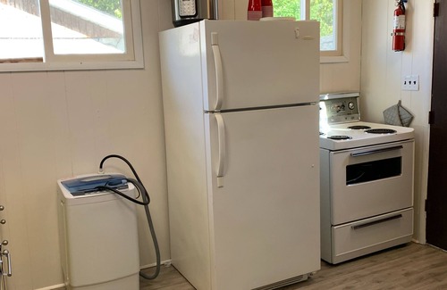 Sauble Beach Cottage | Bienvenue au paradis!!! Abordable et à quelques pas de la plage! 2 BR 1 salle de bain. 8 couchages!