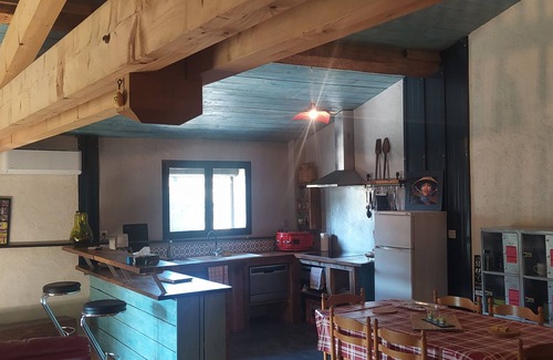 Rouffiac-d'Aude Appartement | Bienvenue à l'atelier, confortable loft équipé pour un agréable séjour.