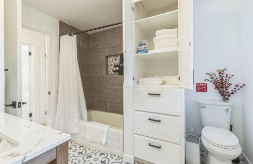 Burien Maison | Welcome to Modern Bright Home!