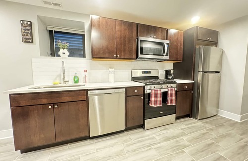 Tri-Taylor Appartement | Welcome to our modern Chicago living! Free parking, in the heart of the city.
