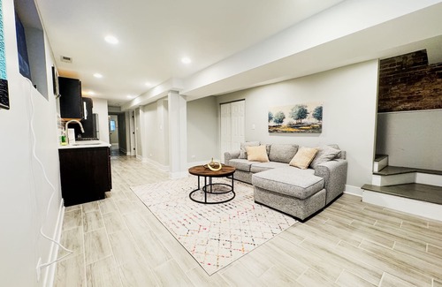 Tri-Taylor Appartement | Welcome to our modern Chicago living! Free parking, in the heart of the city.