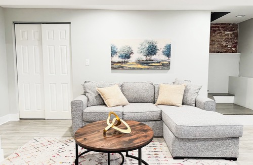 Tri-Taylor Appartement | Welcome to our modern Chicago living! Free parking, in the heart of the city.