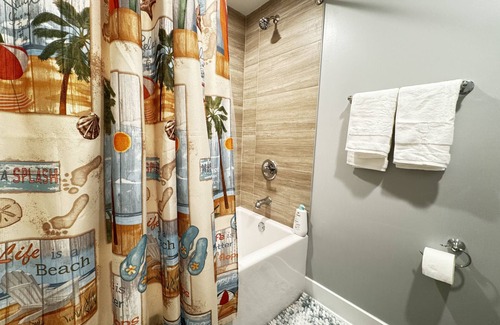 Tri-Taylor Appartement | Welcome to our modern Chicago living! Free parking, in the heart of the city.
