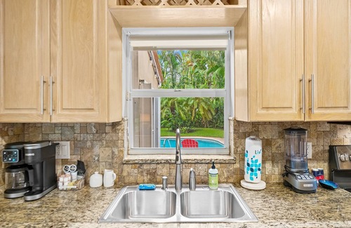 Poinsettia Heights Maison | Bienvenue à Palm Terrace, un paradis tropical avec des terrains spacieux et privés!