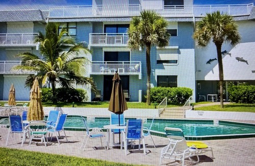Crescent Beach Copropriété | Welcome to Paradise. Amazing ocean front view from your own private deck.
