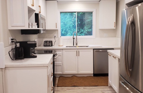 Tweed Cottage | welcome to the Barefoot Bungalow with lake views