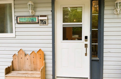 Tweed Cottage | welcome to the Barefoot Bungalow with lake views