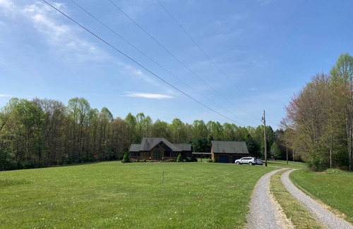 Mt Lookout Maison | Welcome to The Bee Glade! A 4BR Cabin in the New River Gorge!