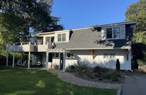 Shelter Harbor Maison | Welcome to the beach! Enjoy yourselves in this renovated year round home.