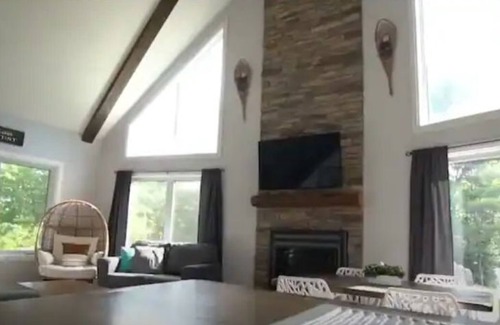 Horton Maison | Welcome to the Hawk's Nest - 4 Season Cottage