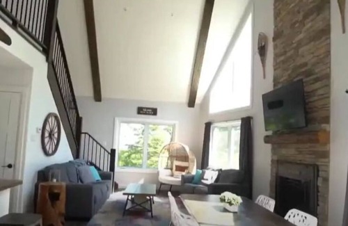 Horton Maison | Welcome to the Hawk's Nest - 4 Season Cottage