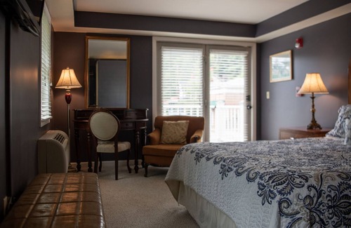 Sutton Lit Et Petit-Déjeuner | Welcome to the historic Elk River Hotel & Cafe! Located riverfront on the beautiful Elk River, and just 2 miles from I-79, you are moments away from all that the Sutton area has to offer. Guest in town to enjoy the gorgeous outdoor scenery and recrea