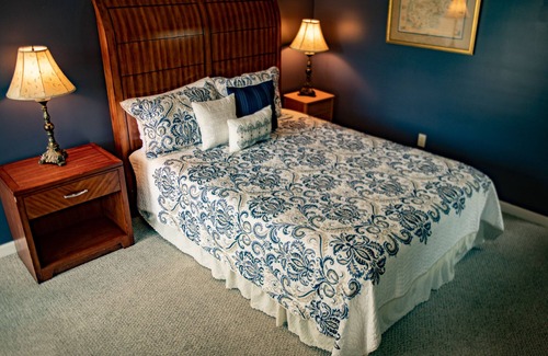 Sutton Lit Et Petit-Déjeuner | Welcome to the historic Elk River Hotel & Cafe! Located riverfront on the beautiful Elk River, and just 2 miles from I-79, you are moments away from all that the Sutton area has to offer. Guest in town to enjoy the gorgeous outdoor scenery and recrea
