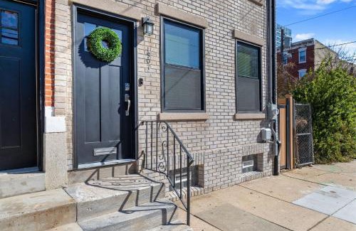 North Philadelphia West Appartement | Welcome to The Lux Collective a Spacious 5-Bedroom House close to Stadiums, Universities, Center City & more!