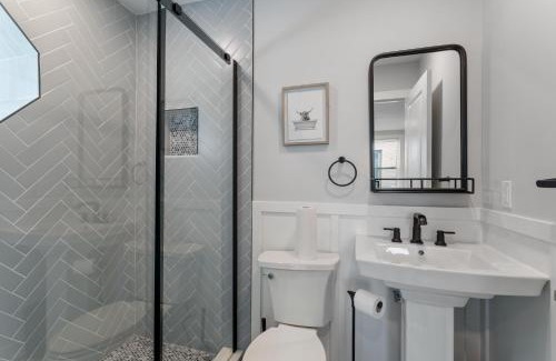 North Philadelphia West Appartement | Welcome to The Lux Collective a Spacious 5-Bedroom House close to Stadiums, Universities, Center City & more!