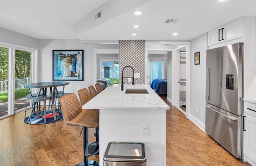 Shark River Hills Maison | Welcome to the Overlook Manor, saltwater pool, spa,2acres of private fenced in.