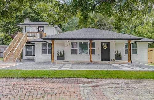 Brenham Appartement | Welcome to The Pink Peony on Market Street in historic downtown Brenham.