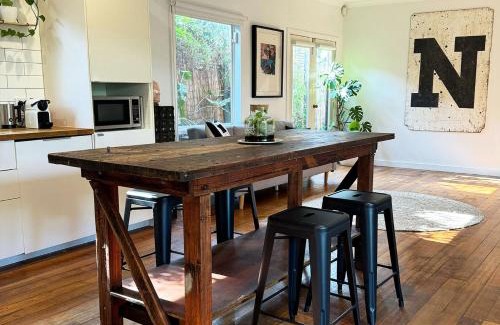 Glenroy Maison | Welcome to The Roy - Family home close to airport and train!