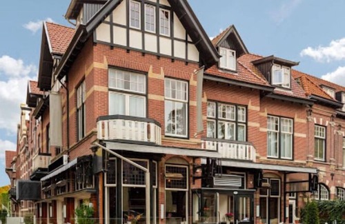 Bloemendaal Appartement | Welcome to “The Winston!” Lux 1-bdrm studio apt in prime Bloemendaal location!