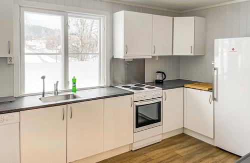 Mesnali Appartement | Welcome to this large house with private rooms and inviting common areas.