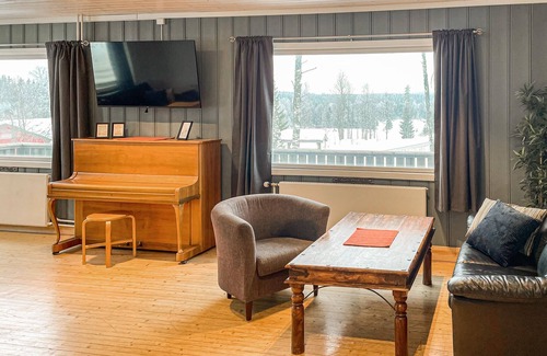 Mesnali Appartement | Welcome to this large house with private rooms and inviting common areas.
