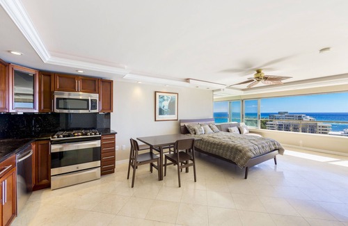 Diamond Head - Kapahulu - St. Louis Copropriété | Extrêmement belle location d'étage élevé à la Colony Surf -30 Nuits Minimum