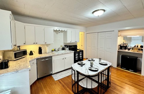 Manchester Appartement | Welcome to Walnut Oasis, a historic apartment home located in the North End!