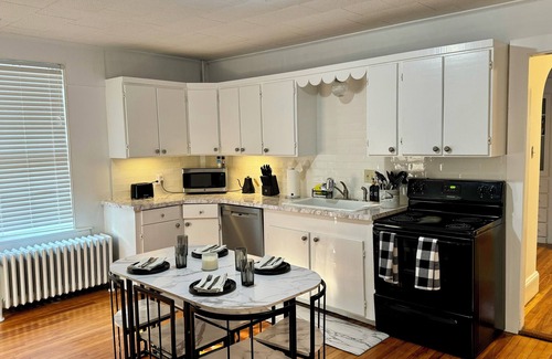 Manchester Appartement | Welcome to Walnut Oasis, a historic apartment home located in the North End!