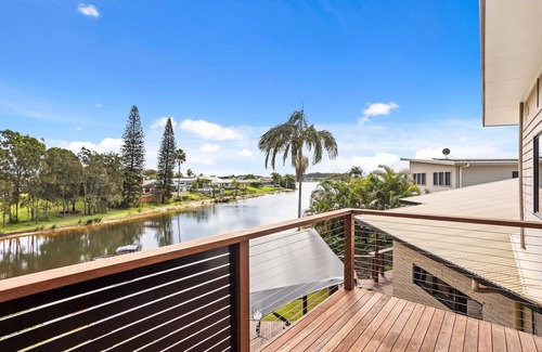 Burleigh Waters Appartement | Welcome to your lakeside oasis in beautiful Burleigh Waters!