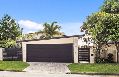 Burleigh Waters Appartement | Welcome to your lakeside oasis in beautiful Burleigh Waters!