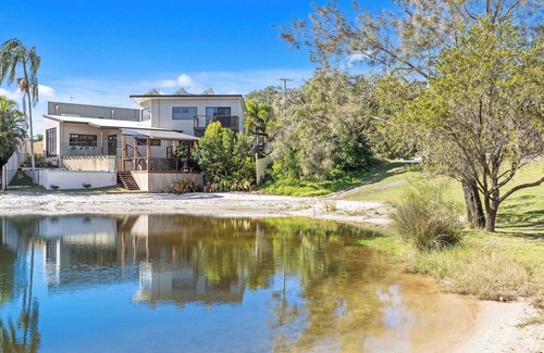 Burleigh Waters Appartement | Welcome to your lakeside oasis in beautiful Burleigh Waters!