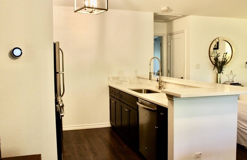 Dry Creek West Copropriété | Welcome to your treehouse oasis in the city!