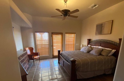 Maricopa County Maison | Fun in The Sun! Pool! Putting Green! Pool Table!