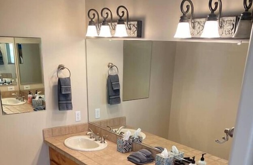 Maricopa County Maison | Fun in The Sun! Pool! Putting Green! Pool Table!
