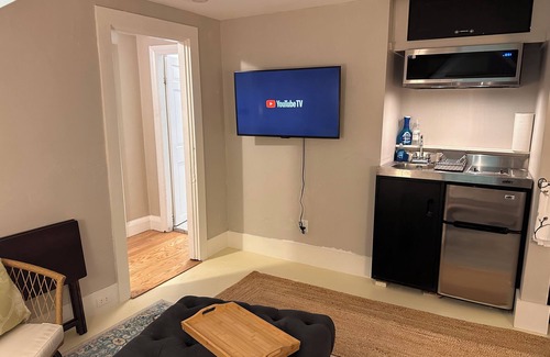Rockland Appartement | Welcoming 2-bdrm 2 bath w/AC in charming Rockland just steps to Rockland Harbor